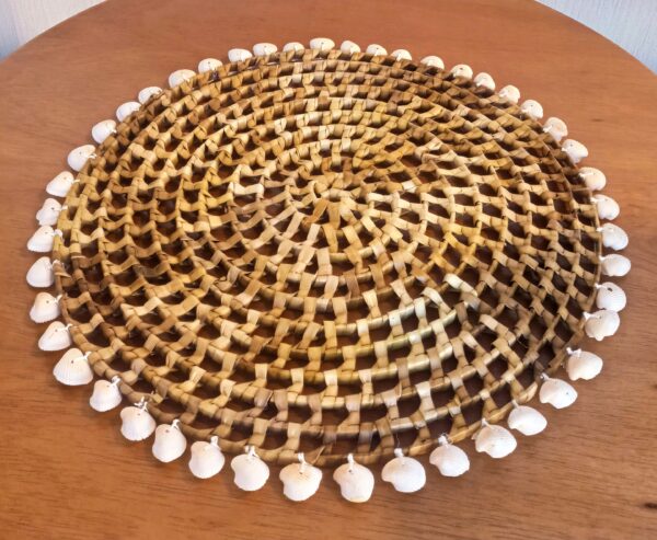 Sousplat de palha com conchas